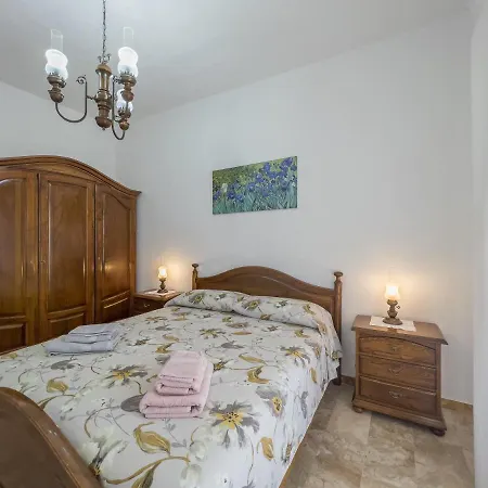 Mallela • Balcony, A/c & Smarttv Apartment Loceri